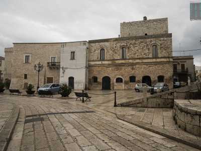 Svoltiamo poi sulla destra per piazza Vittorio Emanuele II, detta anche �vecchia�, in cui si erge il Castello Marchesale, i cui primi documenti risalgono al 1167